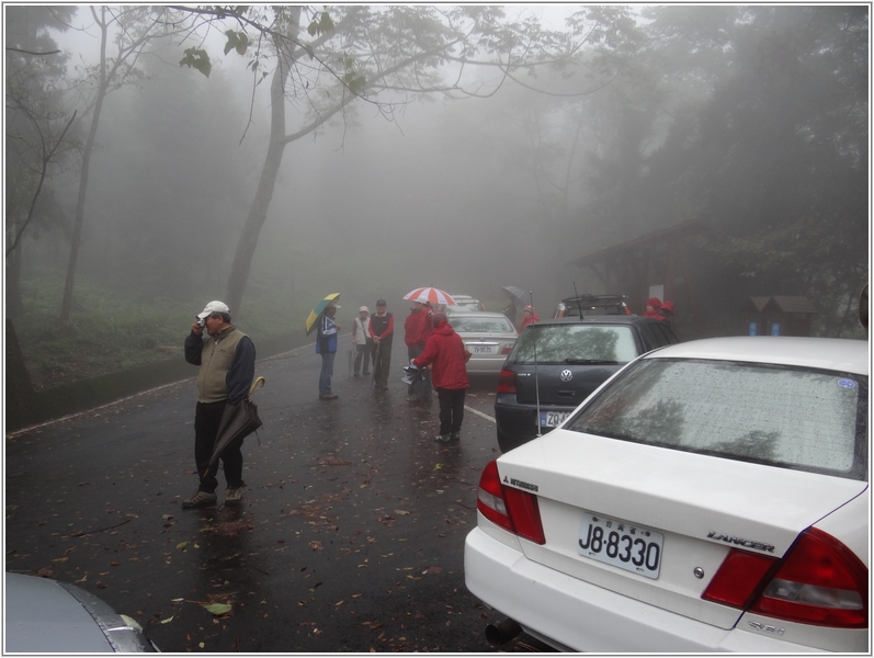 2012-02-07 10-49-02霧雨中的雪見遊憩區.JPG